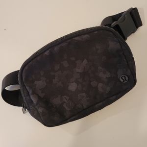 Lululemon everywhere belt bag